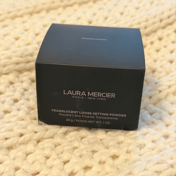 Laura Mercier Translucent Setting Powder in Black Box - Picture 2 of 3